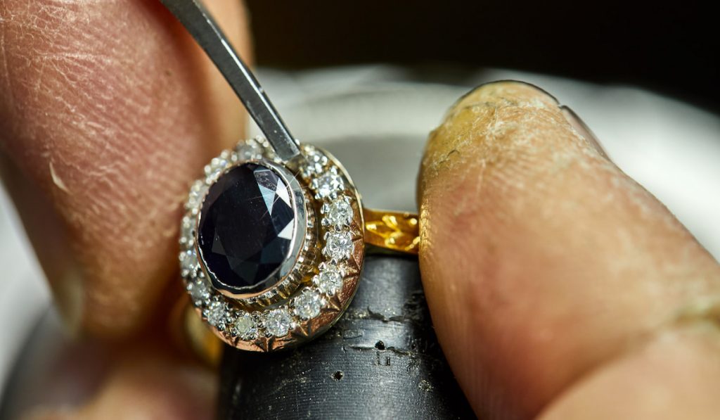 Jewelry production. The process of fixing stones
